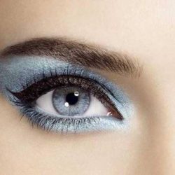 Maquillages De Mari E Pour Des Yeux Bleus Blouissants