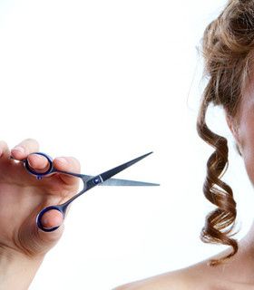 Couper les pointes des cheveux frisés: 