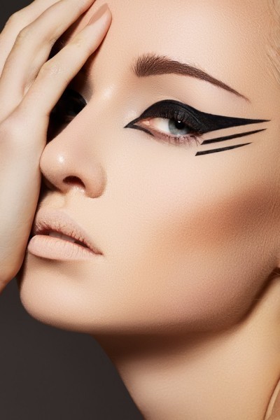 4-astuces-pour-rattraper-un-maquillage-rate-liner-400x600