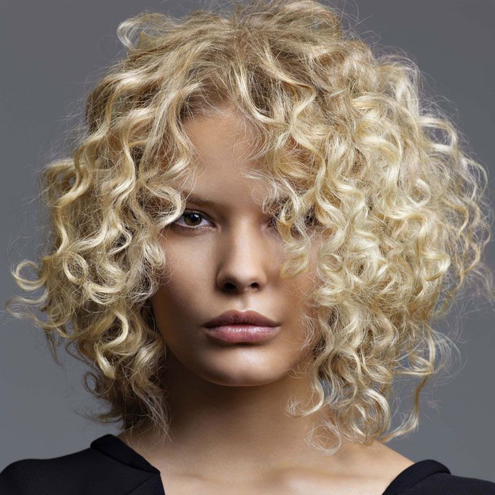 Hair - How to create tight curls / Cheveux : comment réaliser des boucles serrées - Beauté - Plurielles.fr: 