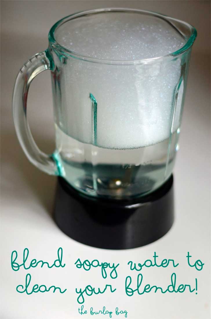 Mélangez de l'eau savonneuse pour nettoyer le mélangeur