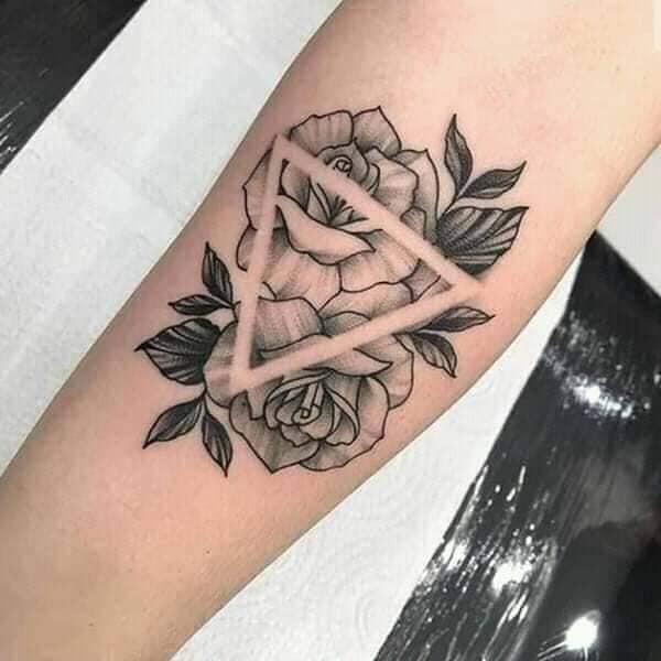 48 top idées de beaux tatouages avec des roses 11