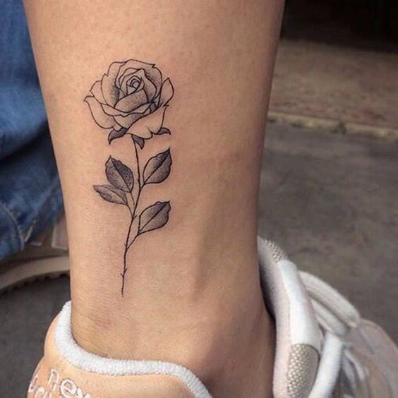 48 top idées de beaux tatouages avec des roses 14