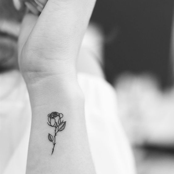 48 top idées de beaux tatouages avec des roses 21