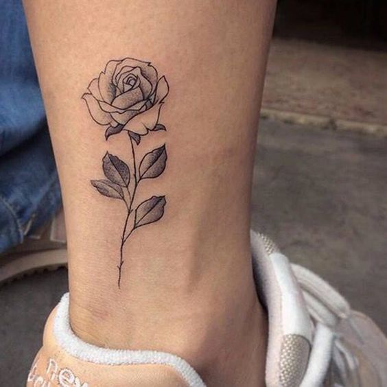 48 top idées de beaux tatouages avec des roses 24