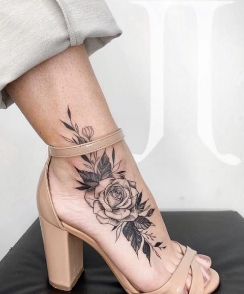 48 top idées de beaux tatouages avec des roses 26