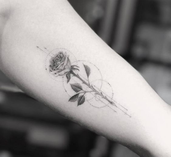 48 top idées de beaux tatouages avec des roses 34