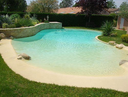 36 conceptions de piscines naturelles pour avoir une plage dans son jardin 2