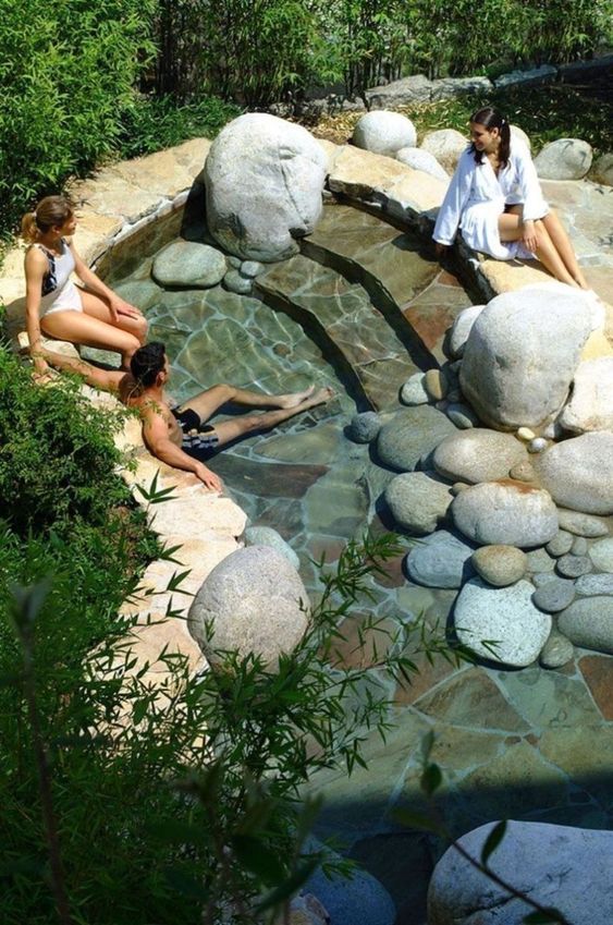 36 conceptions de piscines naturelles pour avoir une plage dans son jardin 7