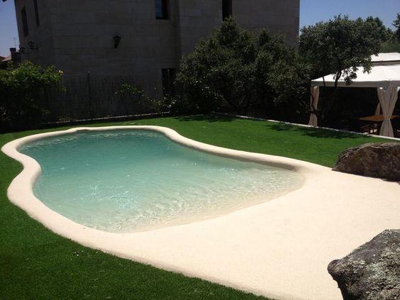 36 conceptions de piscines naturelles pour avoir une plage dans son jardin 8