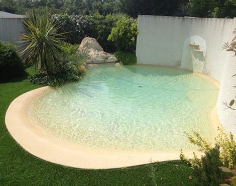 36 conceptions de piscines naturelles pour avoir une plage dans son jardin 9