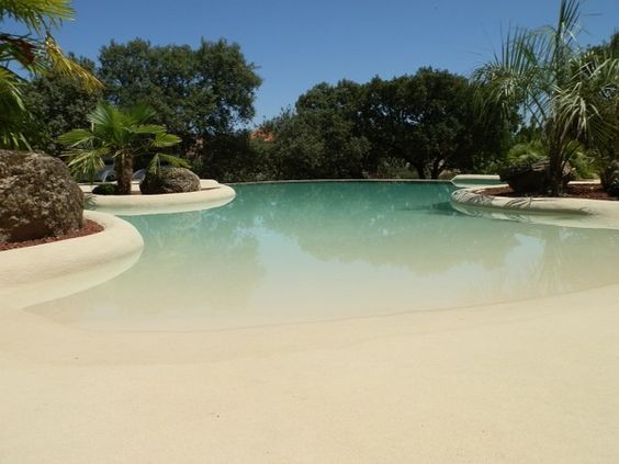 36 conceptions de piscines naturelles pour avoir une plage dans son jardin 16