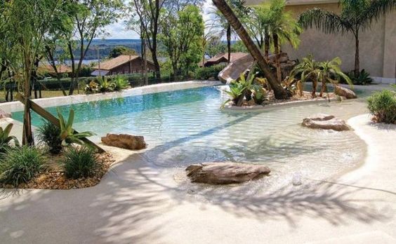 36 conceptions de piscines naturelles pour avoir une plage dans son jardin 19