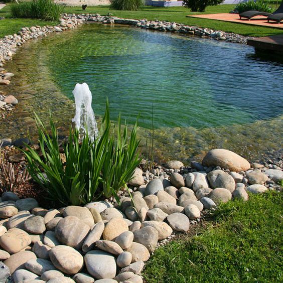 36 conceptions de piscines naturelles pour avoir une plage dans son jardin 23