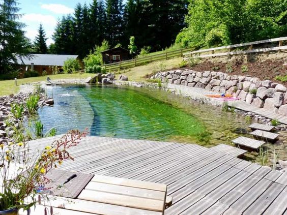 36 conceptions de piscines naturelles pour avoir une plage dans son jardin 31