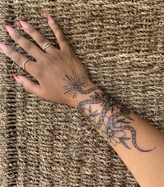 110 top idées de tatouages avant bras pour femme 29