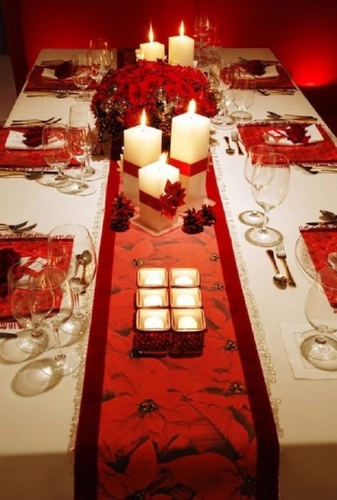 Décoration de table avec bougies et nappe rouge