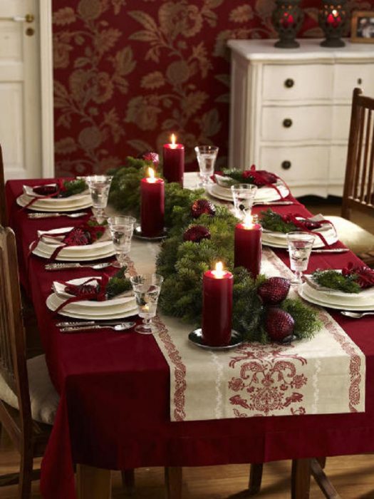 Décoration de table avec des bougies de couleur rouge 