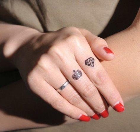 38 tatouages doigt femme et leurs significations 4