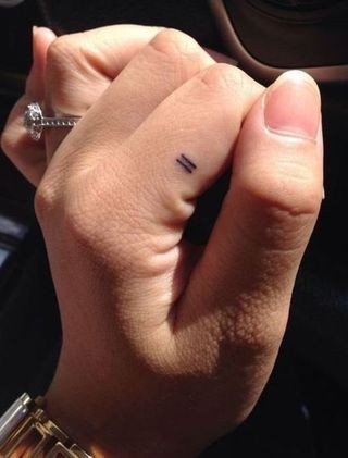 38 tatouages doigt femme et leurs significations 6