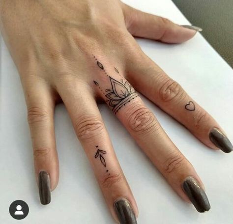 38 tatouages doigt femme et leurs significations 11