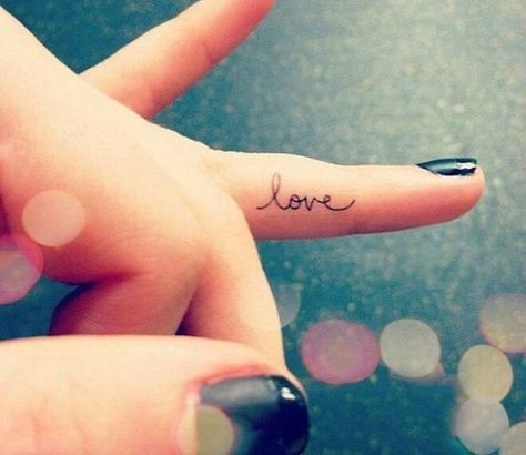 38 tatouages doigt femme et leurs significations 18