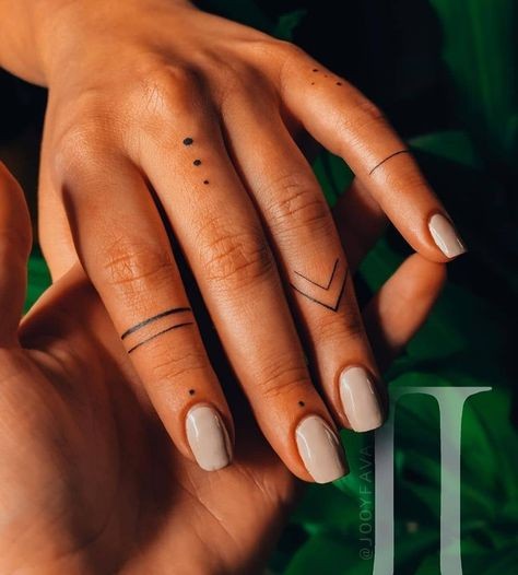 38 tatouages doigt femme et leurs significations 19