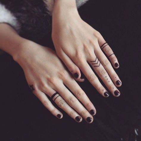 38 tatouages doigt femme et leurs significations 30
