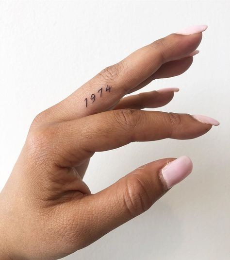 38 tatouages doigt femme et leurs significations 38