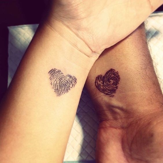 Tatouage couple minimaliste : 25 idées pour trouver le tatouage idéal 15