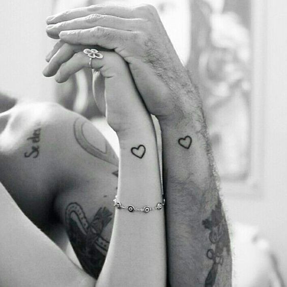 Tatouage couple minimaliste : 25 idées pour trouver le tatouage idéal 6