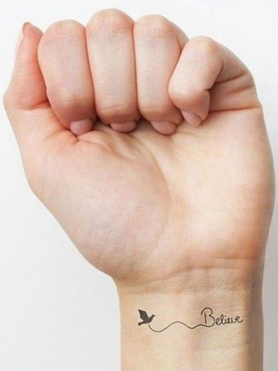 Les 17 meilleurs tatouages de prénoms pour le poignet 10