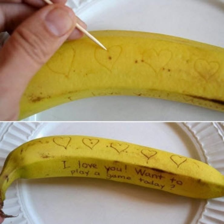 Découvrez le Secret des Messages Mystérieux sur vos Bananes avec un Simple Cure-Dent 3