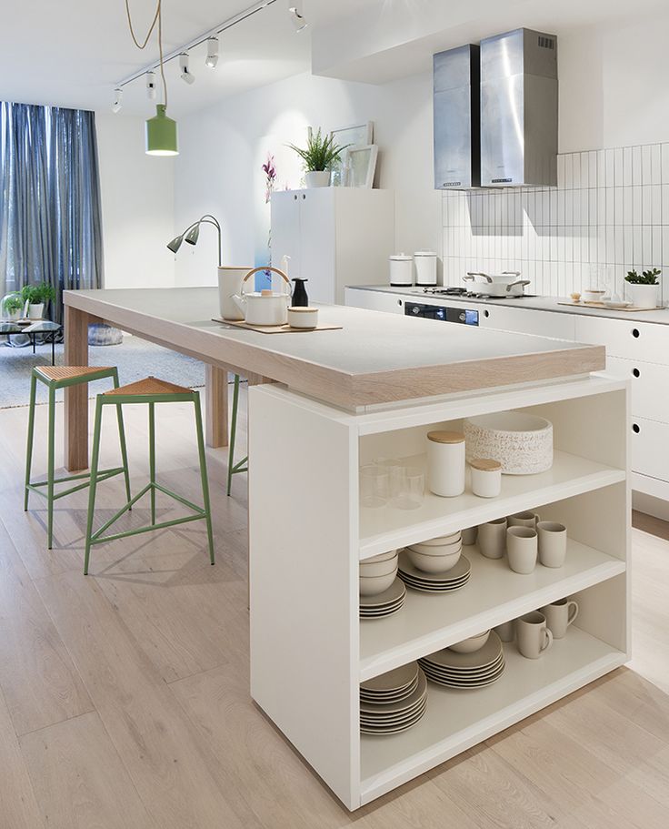 Cuisine blanche design avec ilot central ouverte sur le séjour - http://estmagazine.com.au/garden-house-waterloo-apartment/: 