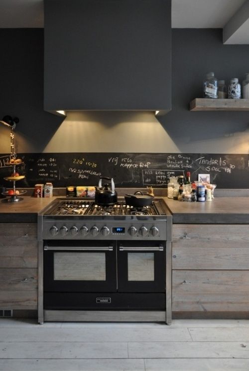 Cuisine campagne chic, bois et béton, crédence tableau noir | Rustic chic kitchen, chalkboard backsplash: 