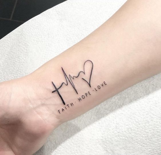 175 top idées de petits tatouages pour femmes 60