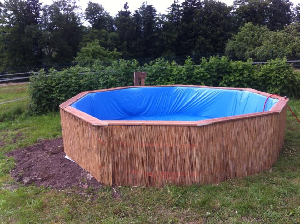 Il a construit une piscine avec 10 palettes et 70 euros 10