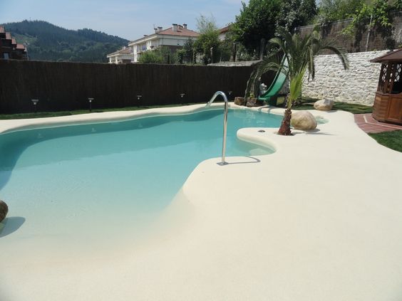 36 conceptions de piscines naturelles pour avoir une plage dans son jardin 1