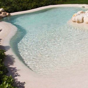 36 conceptions de piscines naturelles pour avoir une plage dans son jardin 4