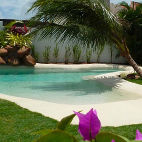 36 conceptions de piscines naturelles pour avoir une plage dans son jardin 6