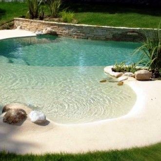 36 conceptions de piscines naturelles pour avoir une plage dans son jardin 13