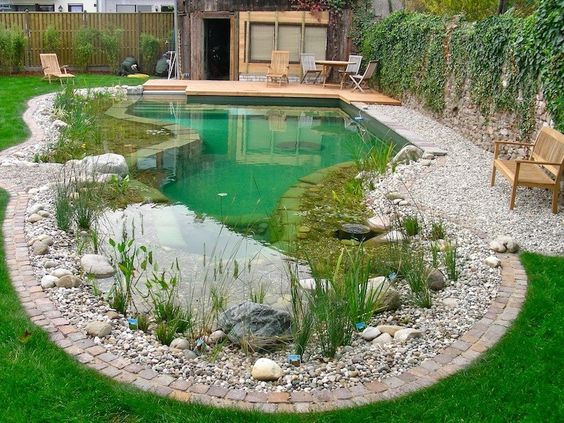 36 conceptions de piscines naturelles pour avoir une plage dans son jardin 32