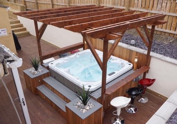 20 idées pour habiller un jacuzzi ou un spa gonflable 8