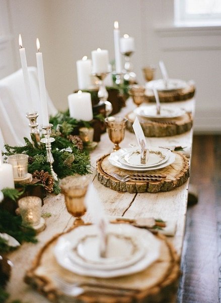 Décoration de table avec vaisselle sur un morceau de bois 