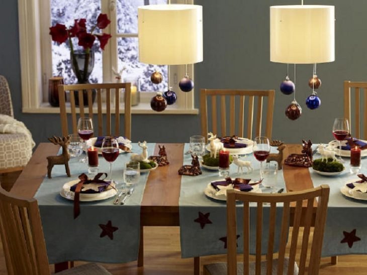 Décoration de table avec des sphères violettes 