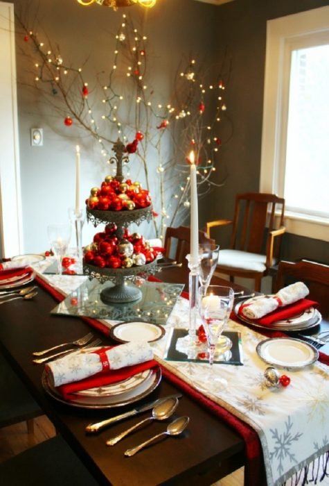 Décoration de table avec un arbre au centre 