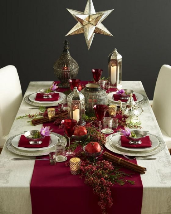 Décoration de table avec des étoiles et des pommes 