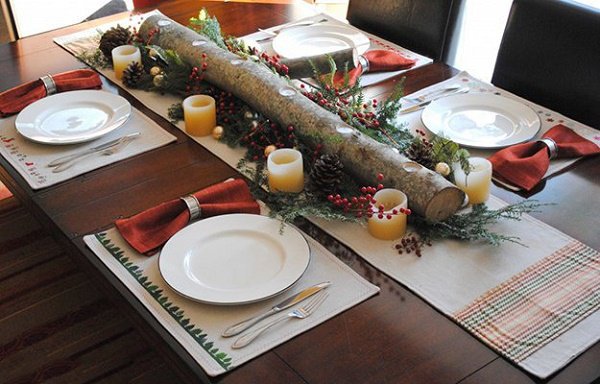 Décoration de table avec une bûche au milieu