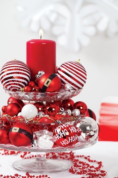 Décoration de table avec des sphères et des bougies 