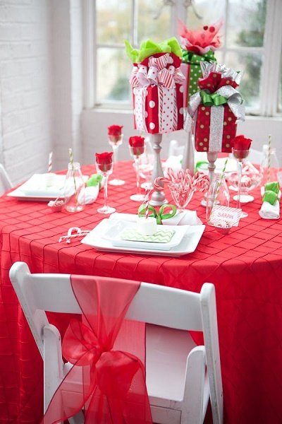 Décoration de table avec centres de table sous forme de cadeaux 